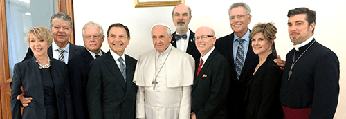 James Robinson, Kenneth Copeland y esposas con Jorge Bergoglio, alias papa Francisco